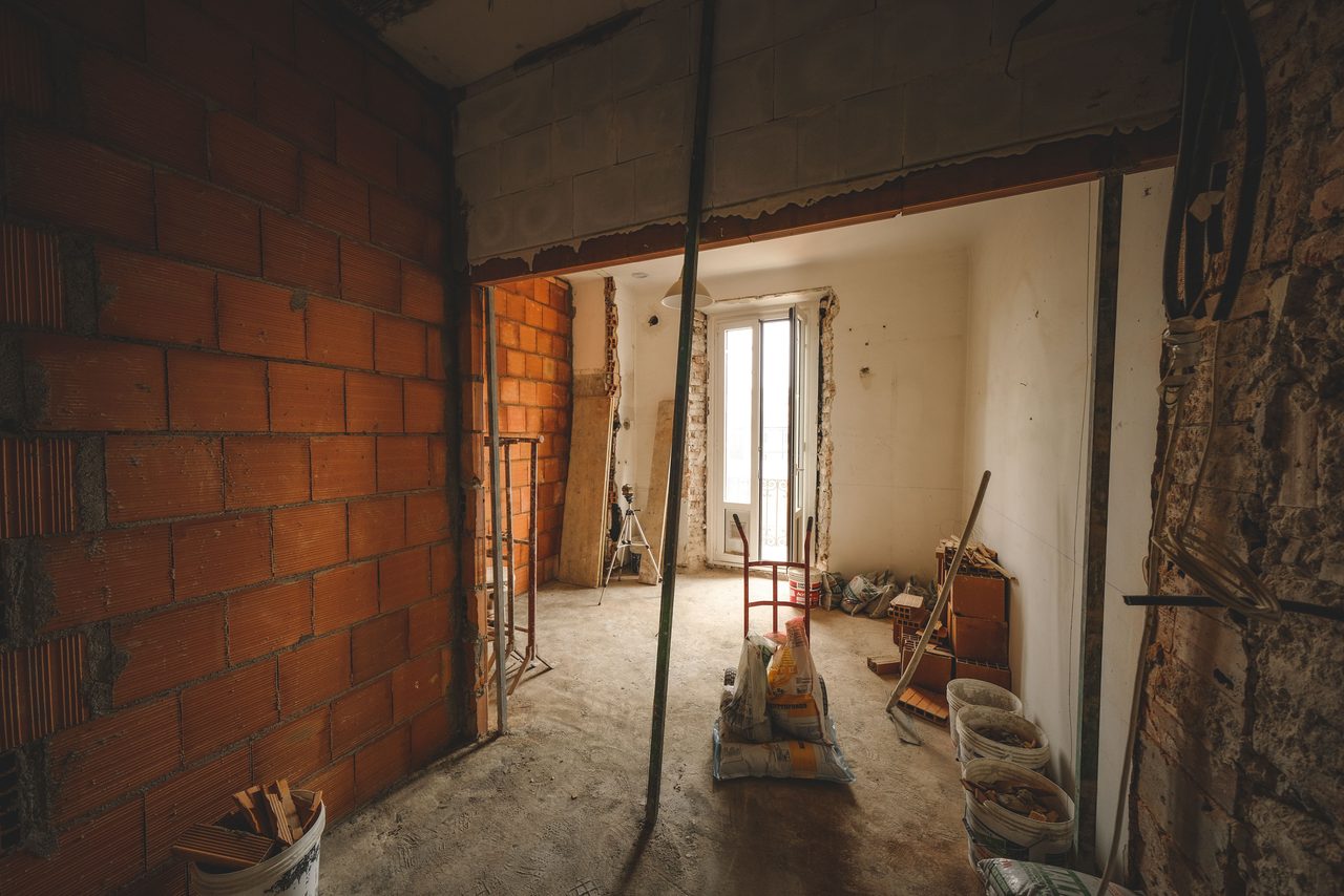 Cloisons déposées lors d'un curage avant rénovation