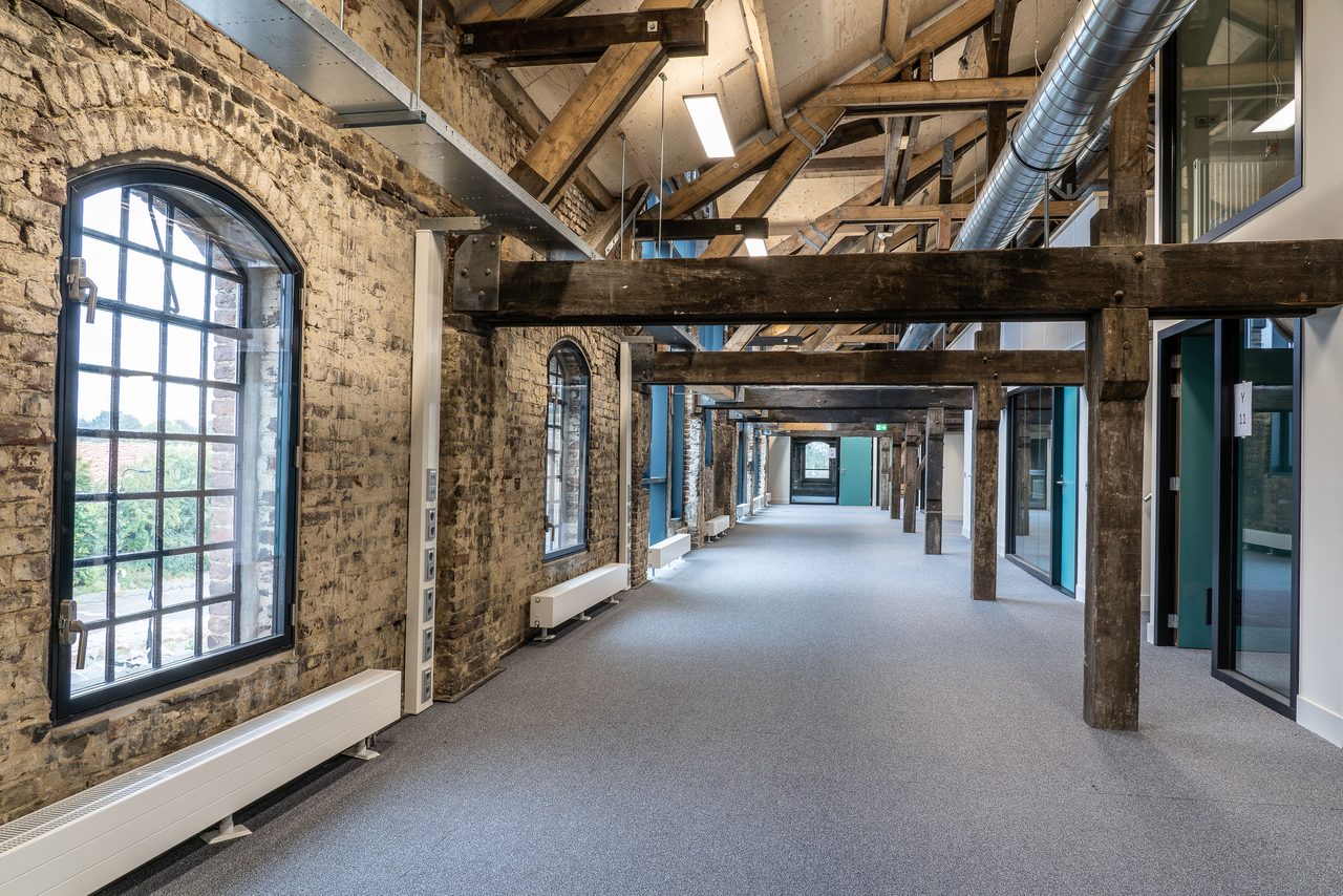 Bâtiment industriel réhabilité après déconstruction sélective
