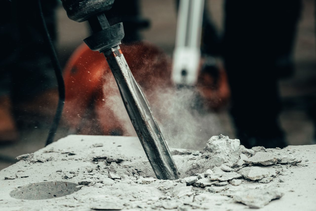 Démolition manuelle au brise-béton