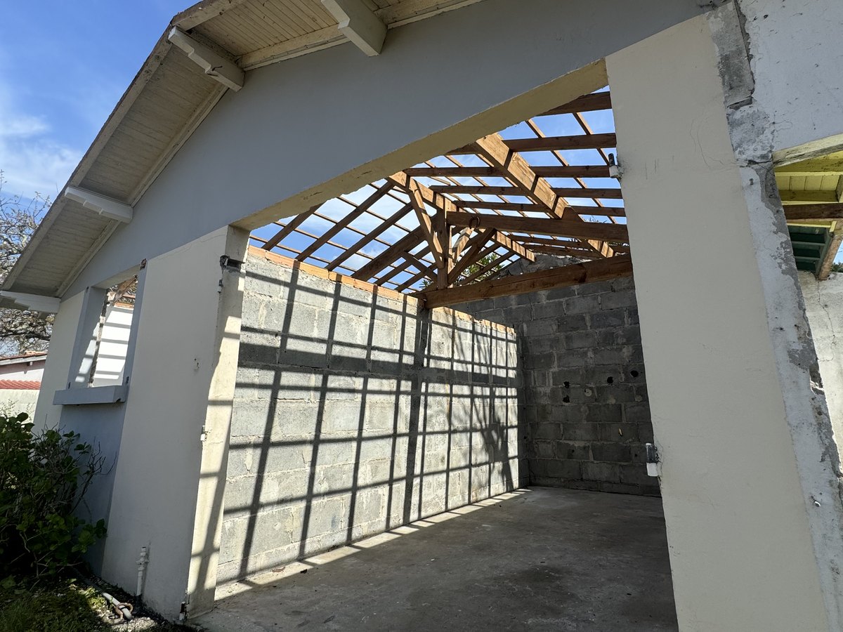 Déconstruction : toiture et charpente déposées