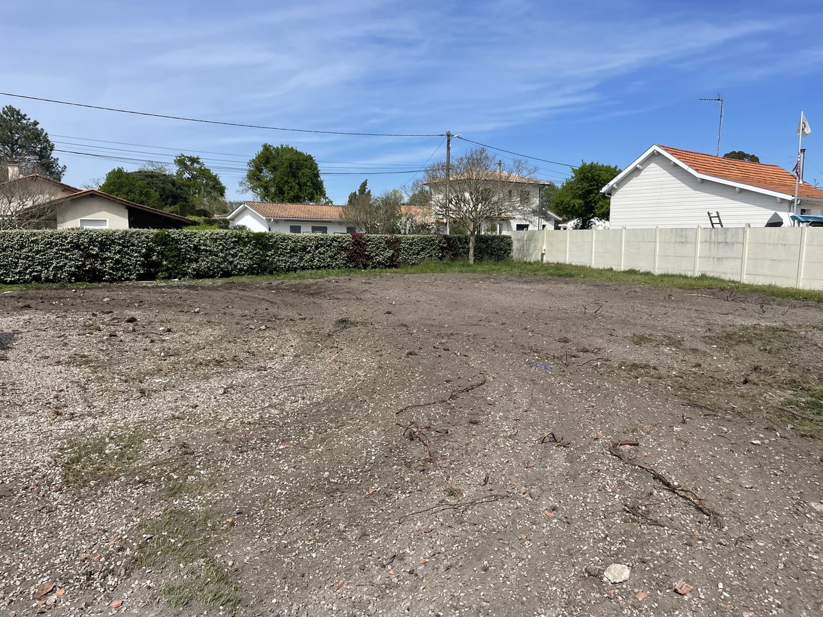 Terrain démoli, nettoyé et remis à plat