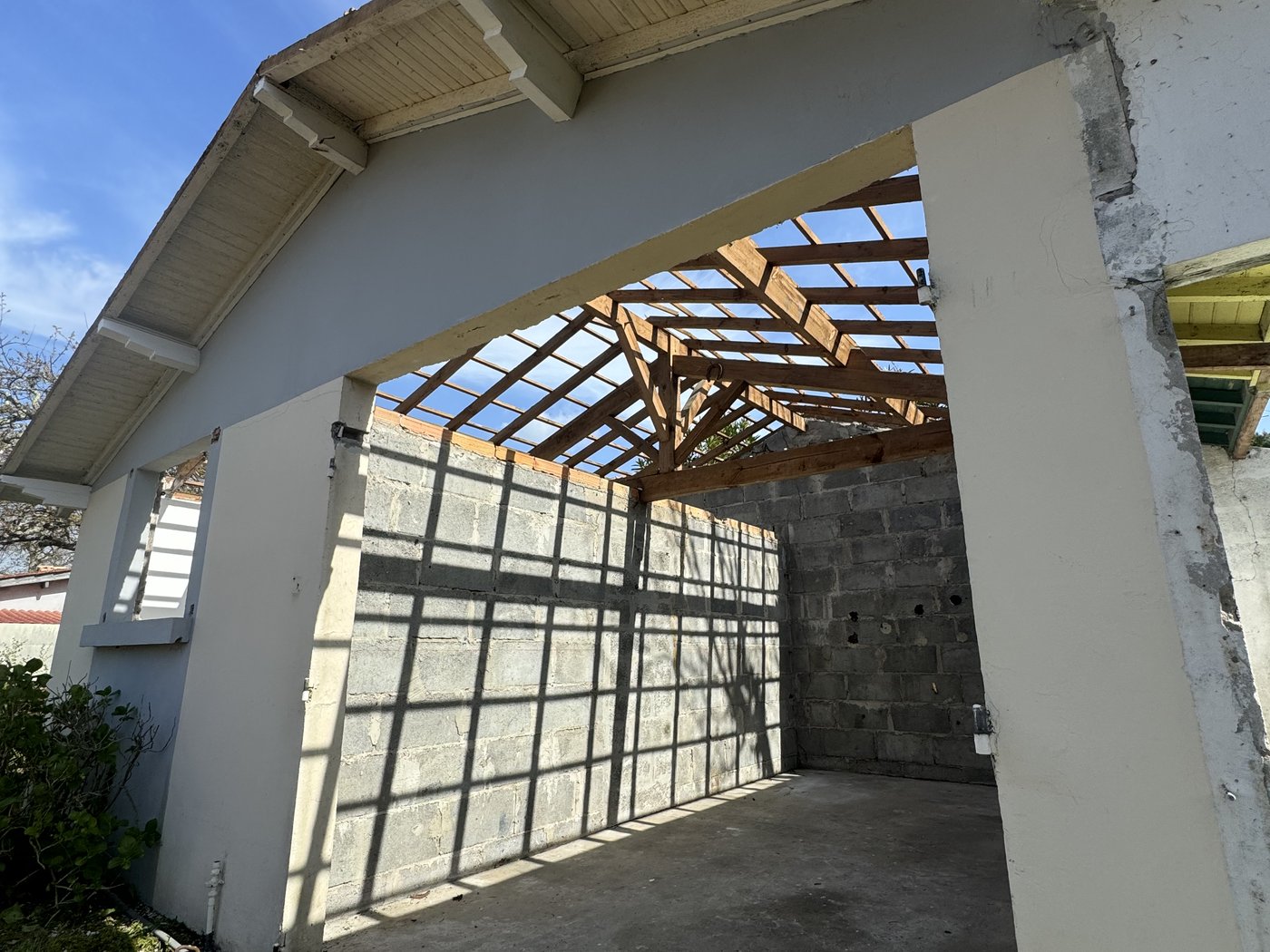 Démolition d'une maison individuelle et de sa dépendance à Andernos
