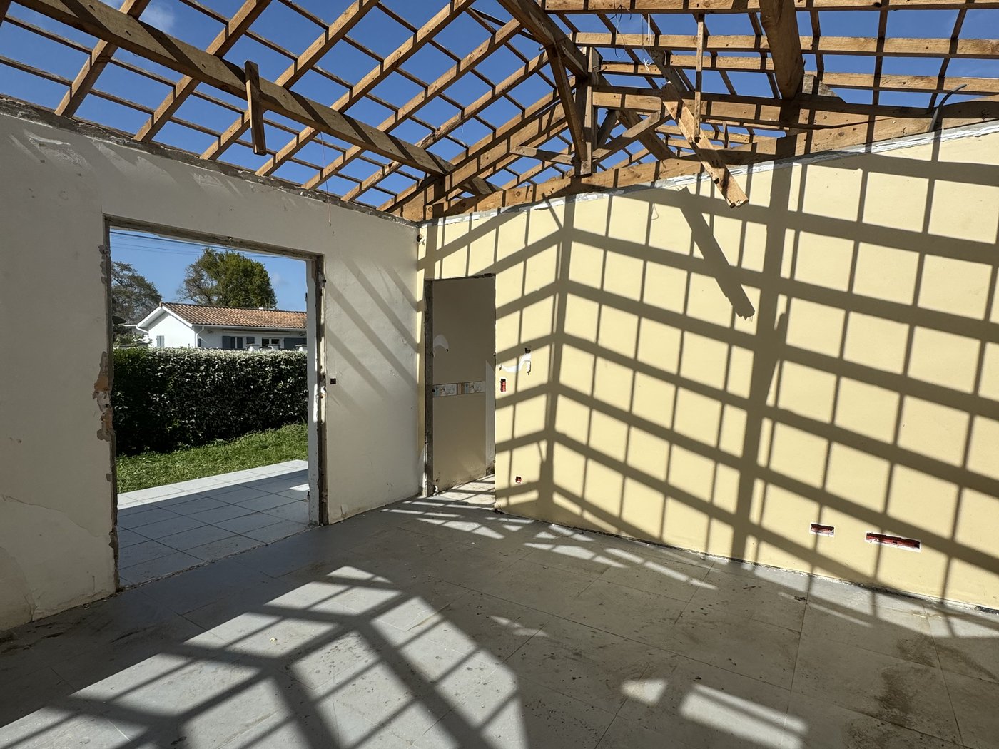 Démolition d'une maison individuelle et de sa dépendance à Andernos