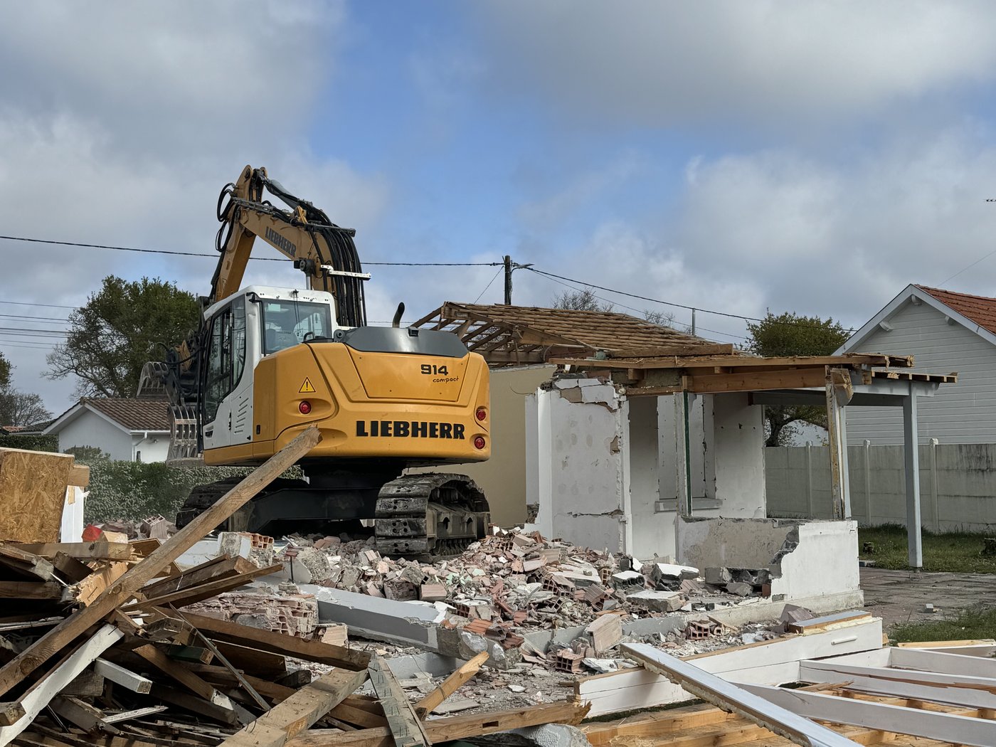 Démolition d'une maison individuelle et de sa dépendance à Andernos
